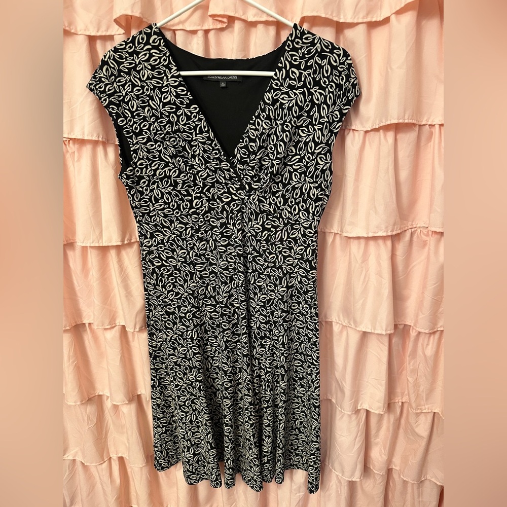 Jones Wear Dress Black & White V-Neck Midi with Leaf Pattern Work or Casual